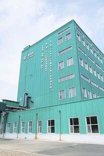 蓝绿色多层工业建筑外观