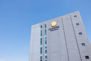 高楼建筑上的金色标志