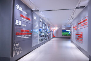 科技展厅内的展示长廊