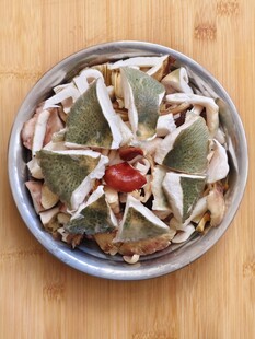 盘中野生菌