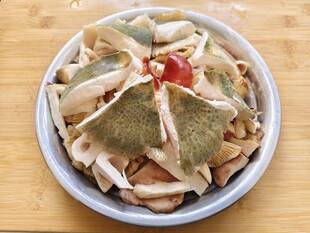 盘子里的青头菌