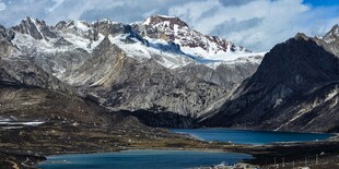 雪山湖泊