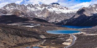 雪山湖泊