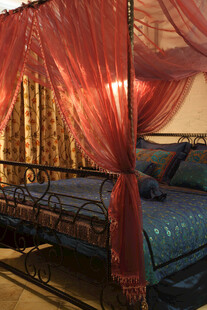 浪漫红色帷幔四柱床