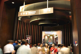 热闹展会现场人群涌动