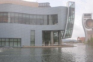 水边现代建筑景观