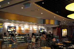 热闹的餐厅用餐场景