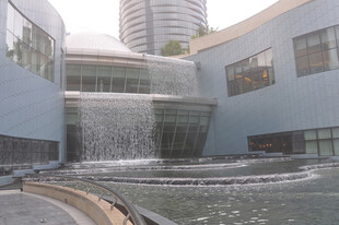 现代建筑中的壮观水景