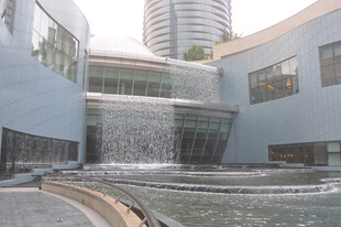 现代建筑中的流水景观