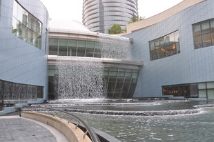 现代建筑中的壮观水景