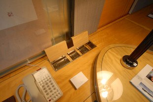 复古电话等物件陈列展示