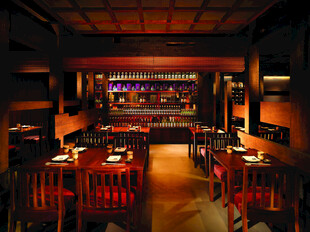 日式居酒屋温馨室内场景