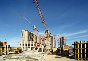 城市建筑工地繁忙景象
