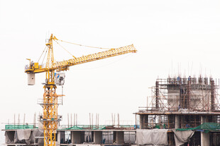 工地塔吊与在建建筑