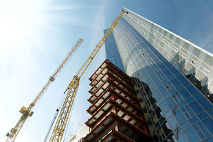 高楼建设中的起重机与建筑