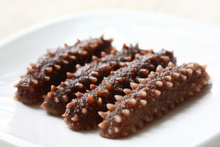 美味海参摆于白盘