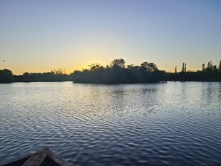 湖畔夕阳美景