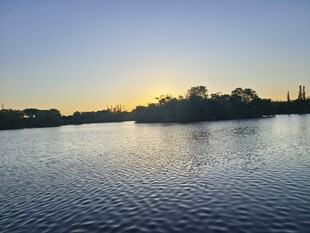 湖畔黄昏美景