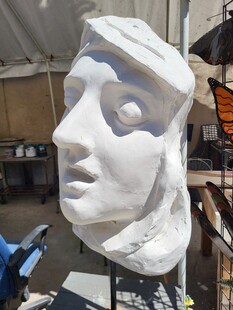 白色人脸雕塑作品