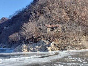 山间湖畔小屋