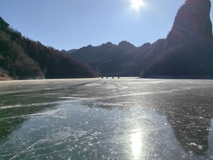 山间清湖映暖阳