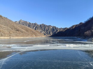 冰封湖面