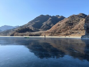 平静湖水映远山