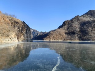 山峦倒影