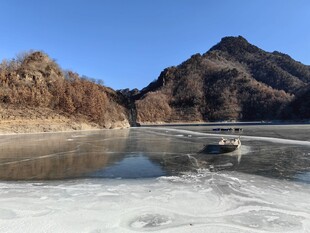 冬日冰封山水景