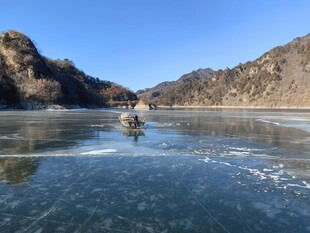 冬日冰面垂钓者