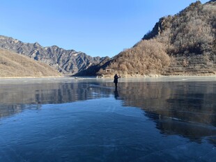 山间平静湖面