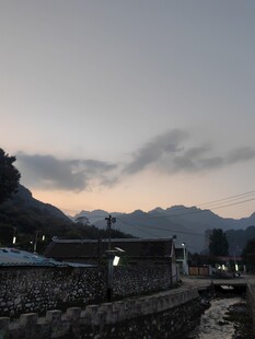 黄昏下的古城与远山景色