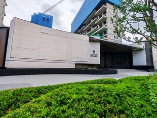 现代建筑前的绿植景观