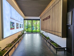 宽敞明亮的室内展览空间