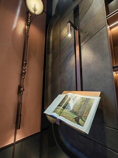 现代风格电梯内的展示架
