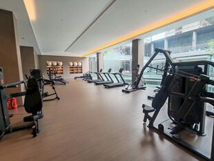 现代健身房内景设备展示