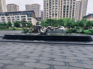城市广场中的雕塑景观
