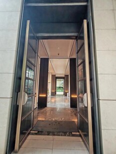 现代简约风格电梯内部空间