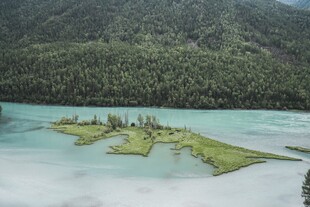 青山环抱中的碧绿水域