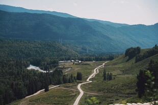 山间蜿蜒小路与秀丽风景
