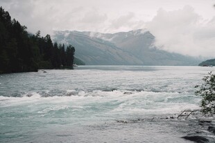 宁静山水间的自然景致
