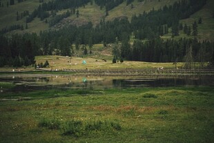 山间湖畔的静谧自然风景