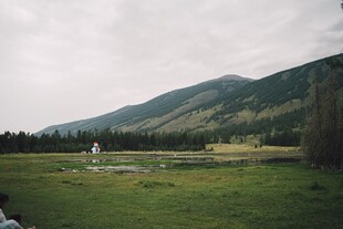 山间绿野