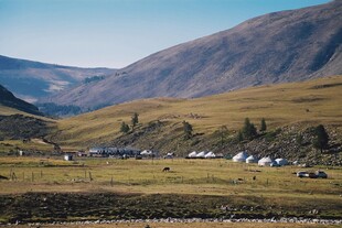 山间草原上的聚落景观
