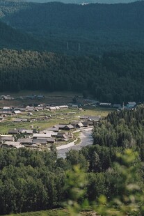 山间村落被葱郁森林环绕