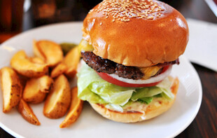 美味汉堡配金黄薯条