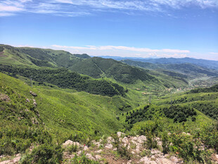 青山绿野间的壮阔自然景观
