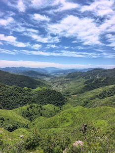 青山绿野间的壮阔自然景观
