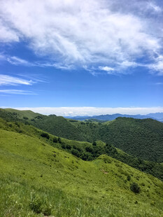 青山绿野间的蓝天美景