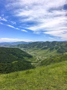 青山绿野间的壮阔自然景观